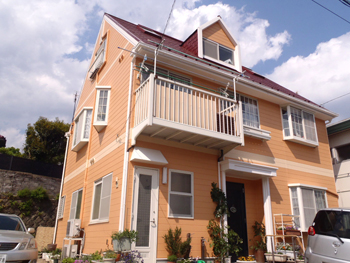 新しい色の塗装で家が見違えるように綺麗になりました。