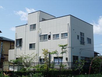 古くなった壁を新築状態に戻し,汚れの付きにくい塗料で綺麗に生まれ変わりました。