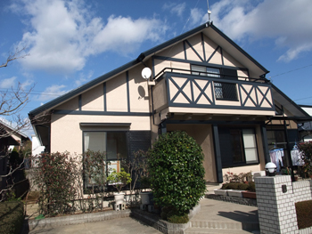 この家にぴったりの色の塗装を選んでいただきました。